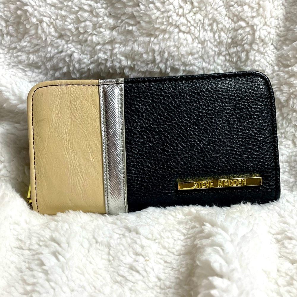 STEVE MADDEN ZIPPERED WALLET